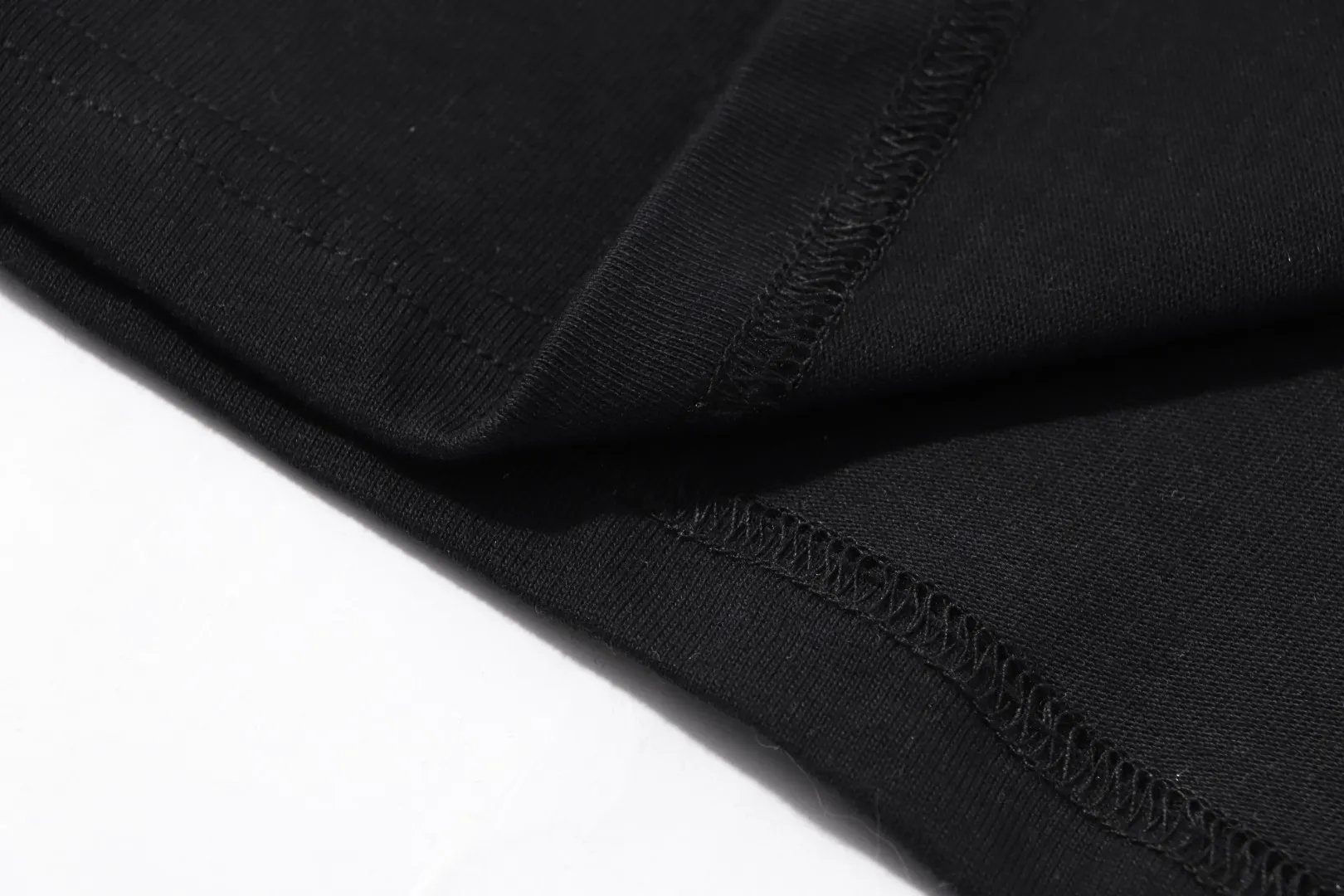 Style No.: A 007# P57 Ami 2026 Spring/Summer New Arrival T-shirt Short Sleeve The workmanship of this chapter is extremely cumbersome and complex. It uses water-soluble polyester and water-soluble thread to start the pattern, dye it, then air-dry, shape it, and then laser process the details. The process takes a long time, which distinguishes it from the junk version of the leaky bottom fabric on the market. We completely restore the correct version of the official website 1:1, with high-weight fabrics, synchronized detail routing, and restored official website letter embroidery, which is the only correct version on the entire network. Color: Apricot Red Black Red White Red Navy Blue Gray Apricot Black Sizes: S-XL
